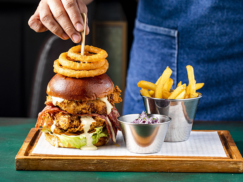 عشاق كرة القدم على موعد مع أجواء حماسية في The Tap House